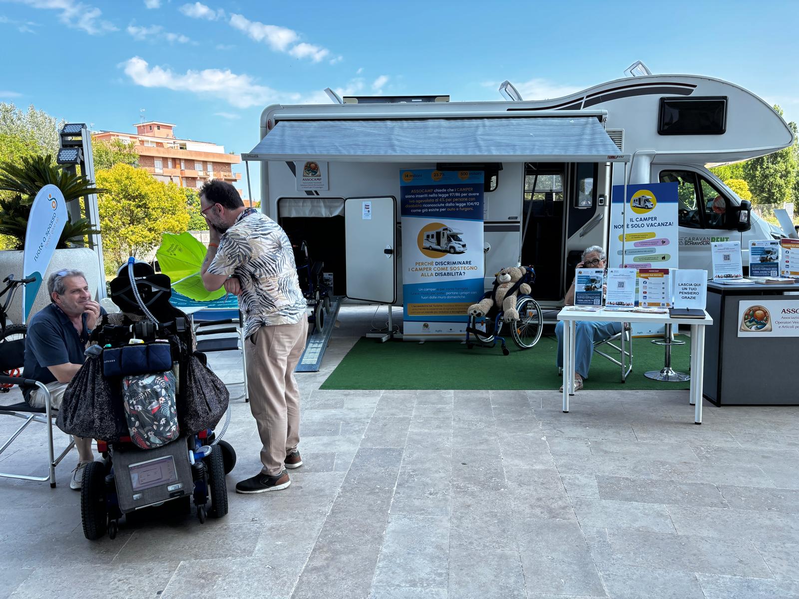 Stand di Assocamp a ExpoAid con camper allestito per disabili